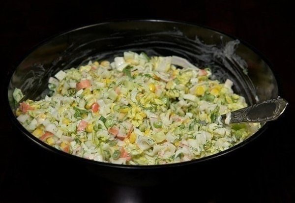 Салат из крабовых палочек с пекинской капустой.Ингредиенты:450 г крабовых палочек5-6 листьев ...