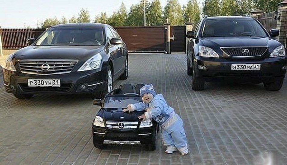 Таджик привез две машины цветов. Ребенок возле машины. Машина отца. Мама с ребенком в машине. Большая и маленькая машина рядом.
