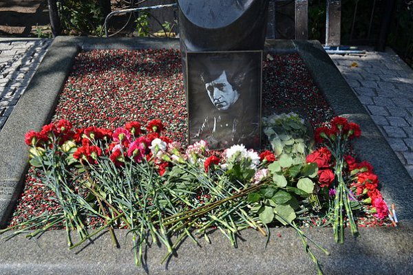 Москва. Ваганьковское кладбище. Могила Высоцкого (съёмка 2014г.).На могиле – памятник скульптора ... - 5