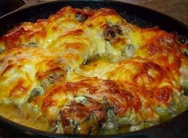 Курочка с чесноком и сыром.Ингредиенты:Куриные окорока — 2 кгСыр — 200 гМайонез — 400 гЧеснок — 4 ...