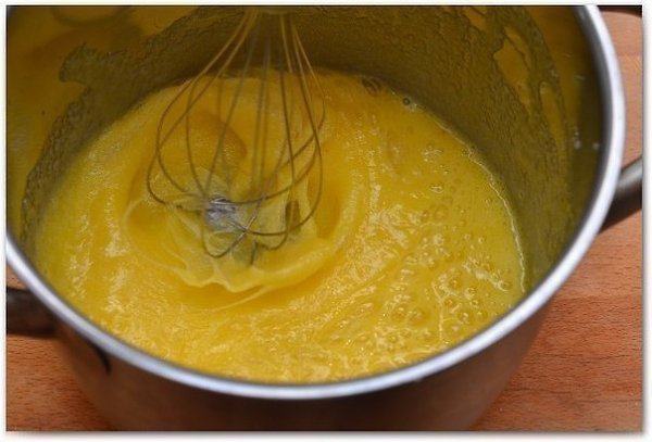 Очень вкусная шарлотка.Вам потребуется:- 2-3 яблока,- 1 чашка муки (чашка 240 мл),- 1 чашка белого ... - 3