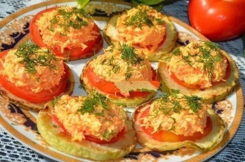 Закуска из кабачков. Кабачки жареные с помидорами и чесноком. Закуски с кабачков. Кабачки на праздничный стол. Кабачки с помидорами закуска.