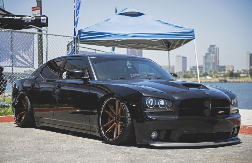 Dodge Charger SRT-8.