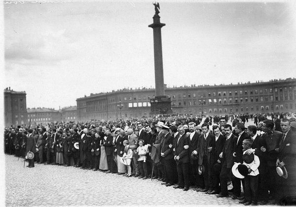 старая фотография ликующей толпы с плакатами 1914 год