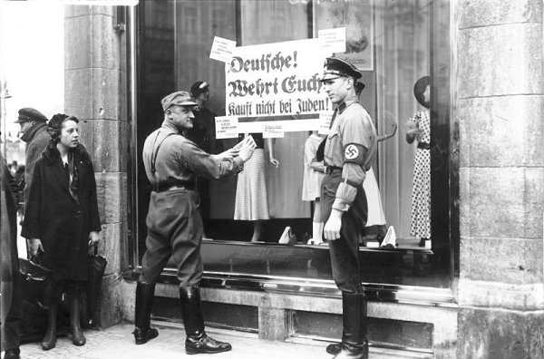 Через несколько дней после окончания Второй мировой войны, 11 мая 1945 года, в швейцарской газете ...