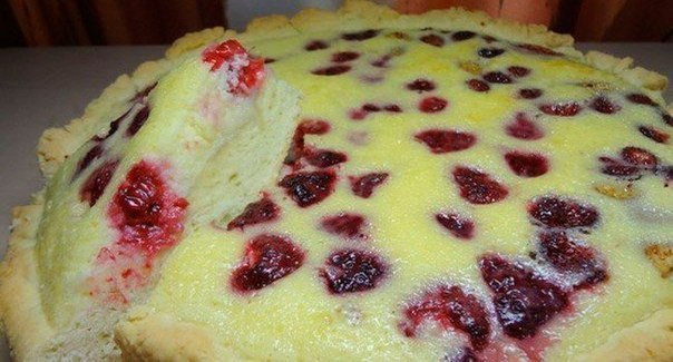 Заливной пирог с ягодами.Ингредиенты:тестояйцо- 2 шт.сахар- 100 гр.разрыхлитель- 1 ч.л.маргарин или ...