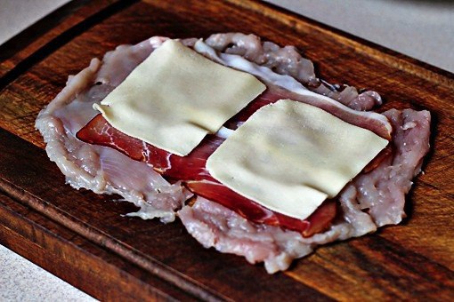 Куриный рулет с начинкой из сыра, бекона и перчика.Ингредиенты:- 3 куриных грудки- 6 ломтиков ... - 3