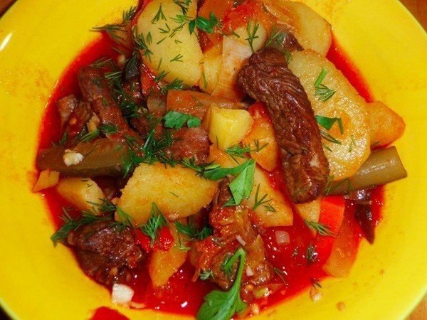 Азу по-татарски.Ингредиенты:Мясо — 150-150 гМасло топленое – 15 гТомат-пюре – 15 гОгурцы соленые 50 ...
