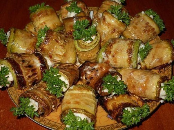 Рулетики кабачковые.Ингредиенты:-кабачок-колбасный сыр-чеснок-грецкий орех-майонезПриготовление:1. ...