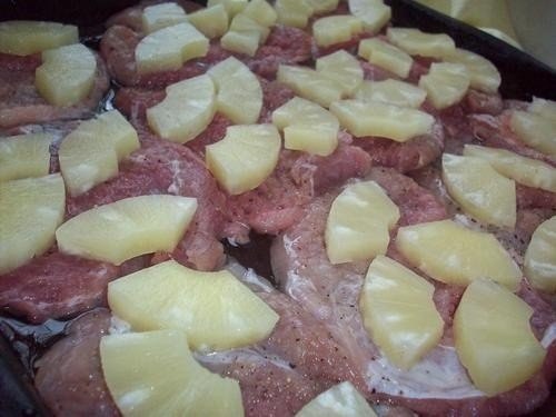 Свинина под сыром и ананасами.Вам понадобится: - свиная вырезка (1 кг.);- ананасы (консервированные, ...