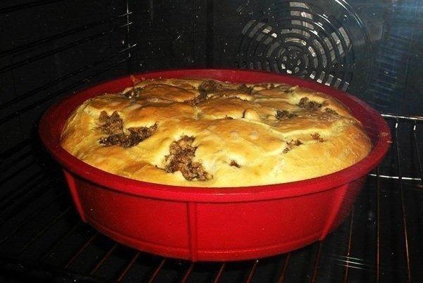 Быстрый пирог на кефире со сметаной - оооочень вкусно! Ингредиенты: 100 г кефира 100 г сметаны 200 г ...