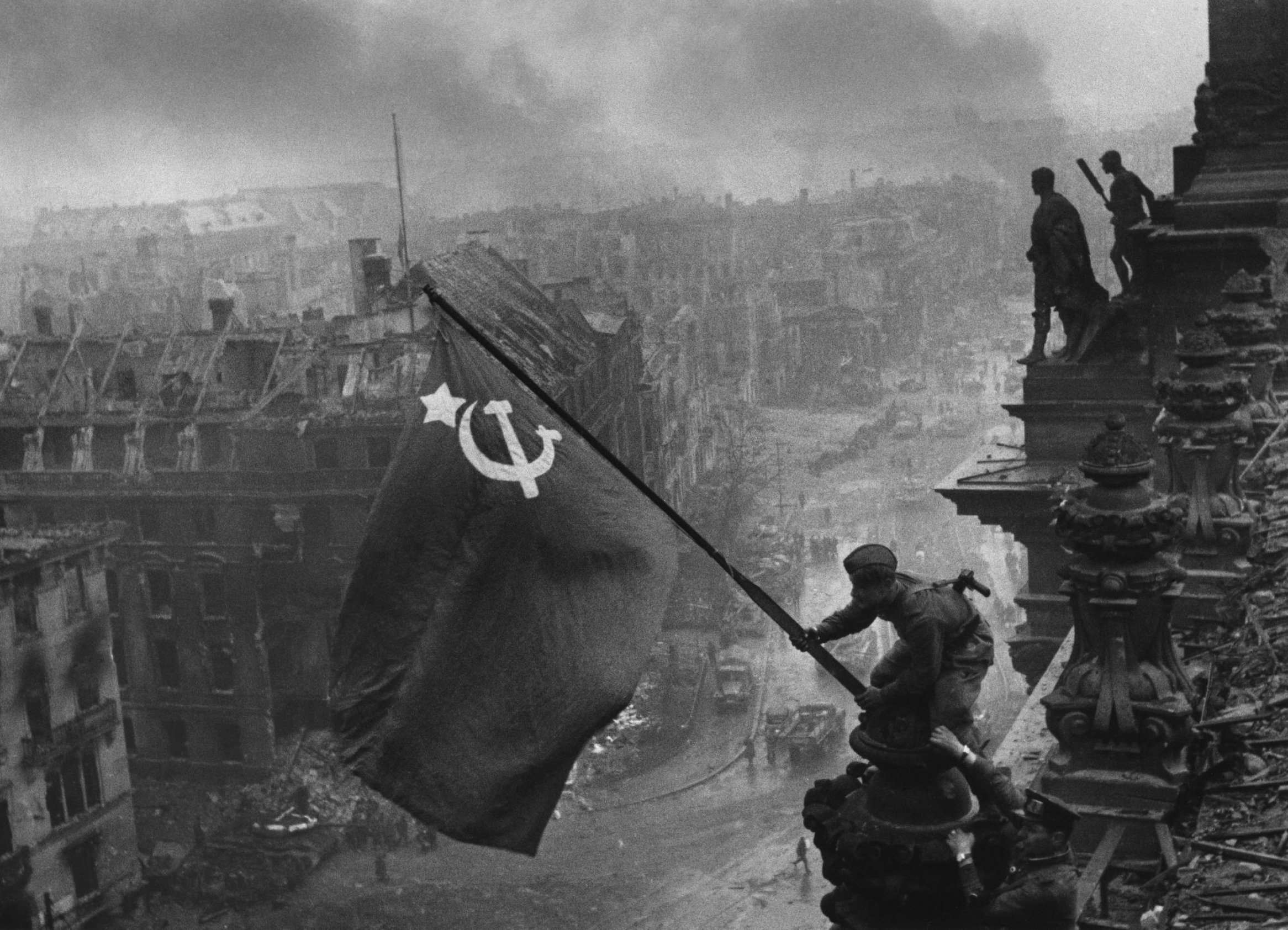Меня там не было, но я там был, Как будто рядовым, служил, И видел всё, что помнят те, Кого не много ...