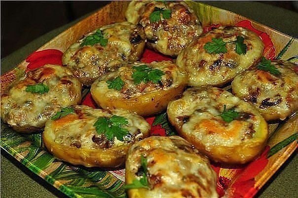 Лодочки из картошки в мундире.Ингредиенты:- 8 крупных картофелин- 200 гр ветчины- 150 гр твердого ...