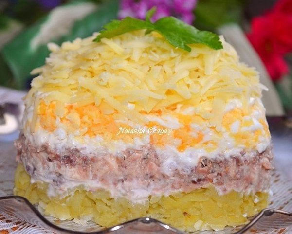 Салат с консервированной рыбкой.Автор: Наташа ЧагайСлоями снизу вверх:картошка вареная 3-4 шт ...