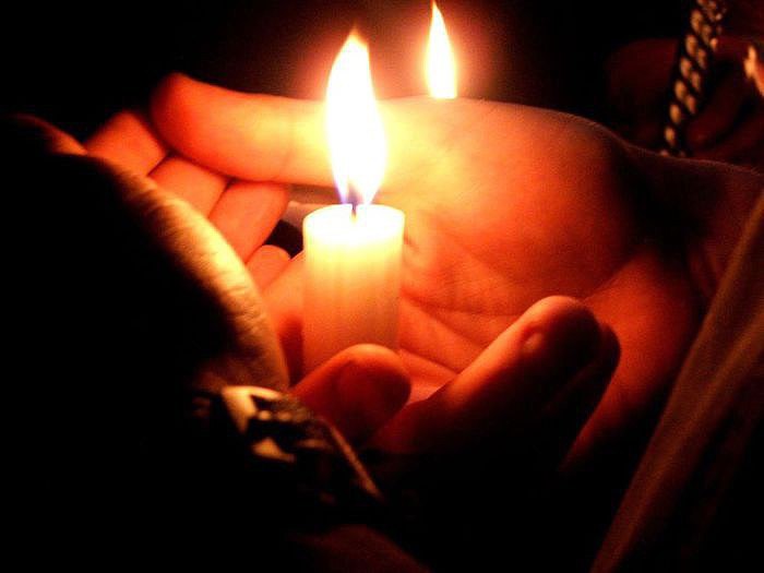 Тихонько плакала свеча.Прозрачной восковой слезой,Беззвучно в пламени крича,От боли рвущейся ...