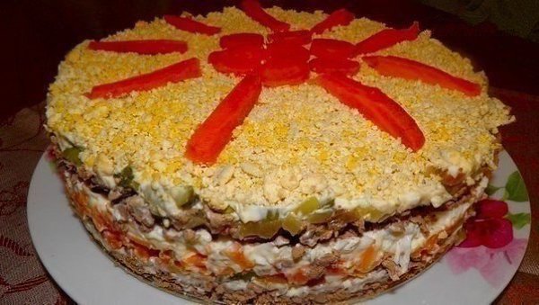 Слоеный салатик.Ингредиенты:-печень куриная или телячья(отварная) -350гр-огурчики маринованные - 1 ...