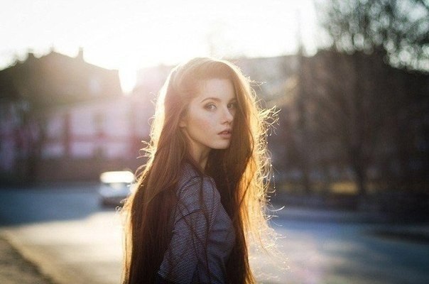 Давайте жить, любить и удивляться, Давайте верить, помнить и жалеть, От счастья плакать, от души ...