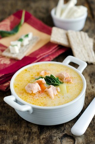 Сырный рыбный суп.Суп очень и очень вкусный!Вам потребуется:Лук репчатый — 1 штПерец черный ...