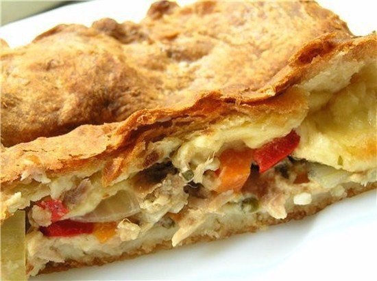 Слоёный пирог с мясом и картофелем.Ингредиенты: Слоёное тесто — 1 упаковка Фарш — 300 гКартофель — 4 ...