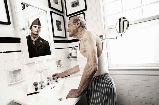 Когда вы постареете, что вы увидите в отражении зеркала? Эта обалденно исполненная серия ...