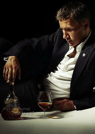 На столе перед сыном французский коньяк, Утешенья мои не нужны… — Знаешь, мам, в моей жизни чего-то ... - 2