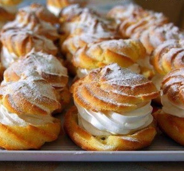 Эклеры с безе.Потребуется: 1 стакан воды,1 стакан муки, 100 грамм сливочного масла, 4 яйца, щепотка ...