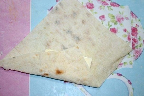 Лаваш жаренный с сыром.Ингредиенты :лаваш листовой — 1 шт.сыр ( любой ) — 200 г или плавленых — 2 ... - 3