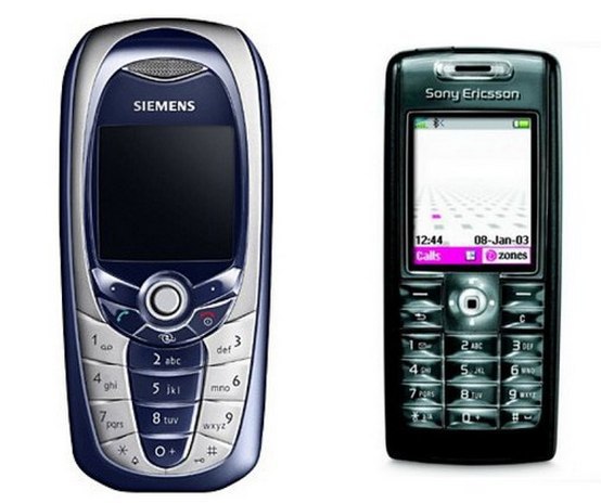 Давай одновременно песню включим. Ты на секунду позже плей нажимай, у тебя телефон тормозит.