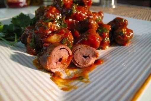 Куриные сердечки в томатном соусе с кориандром.Ингредиенты:Куриные сердечки 1 кг;Масло растительное ...