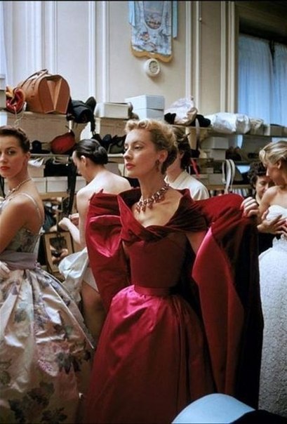     Pierre Balmain, 1954 .