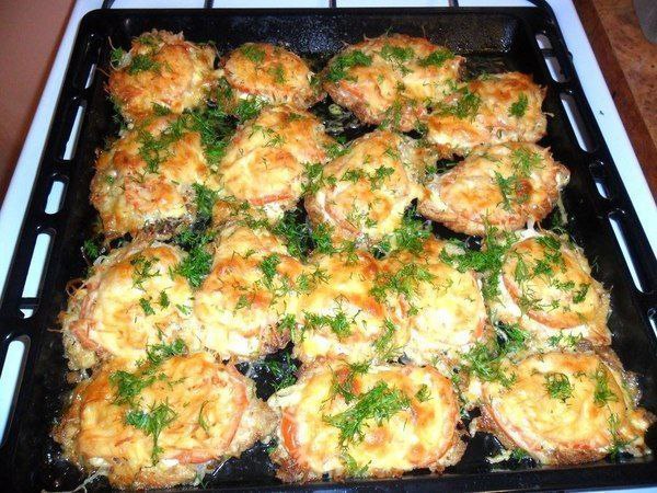 Мясо по - французски.Ингредиенты:свининалук маринованныйпомидорсырПриготовление:1. Мясо отбить , ...