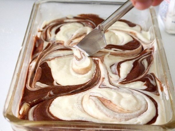 Воздушный мраморный пирог с клубничным соусом.Ингредиенты:Тесто:Сливочное масло - 110 гСахар - 1 ... - 3