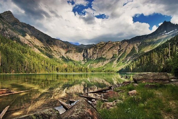 Озеро Avalanche в Национальном парке Глейшер, США.