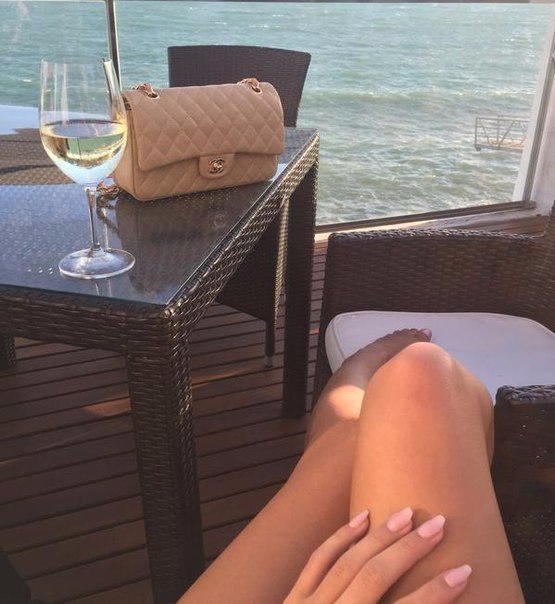 Деньги такие хитрые, зараза. Я из дома - они за мной! Я вернулась, а они - нифига.