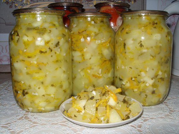Салат из кабачков на зиму.5 кг очищенных кабачков нарезать квадратиками , 0,5 кг моркови на крупной ...