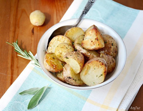 Запечённый молодой картофель с сыром и чесноком.Горячие румяные дольки молодого картофеля ...