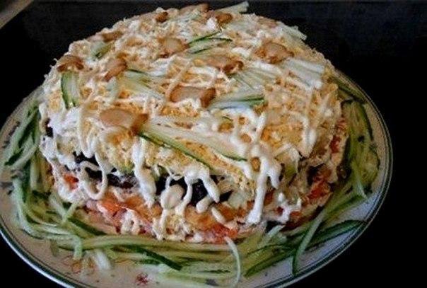 Салат «Вкусняшка».Ингредиенты:- 200 гр консервированных грибов (опята либо шампиньоны)- 250 гр ...