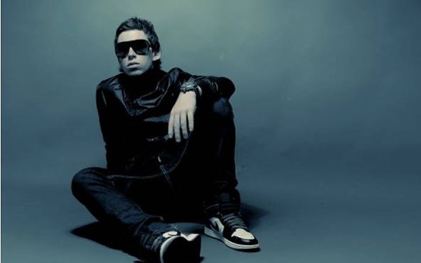 Hardwell, настоящее имя которого Robert van de Corput, родился в 1988 году в Голландии, начал свою ... - 4
