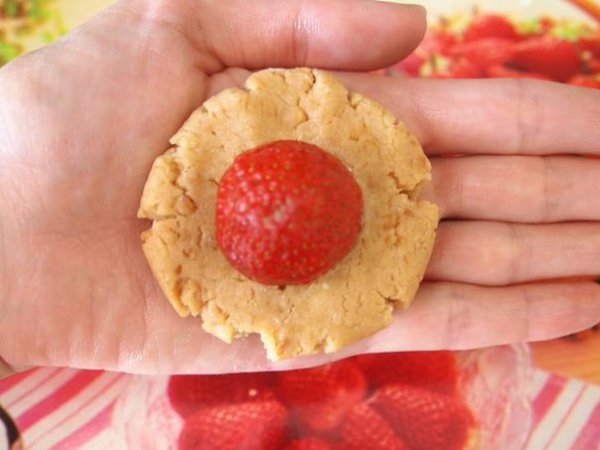 ДЕСЕРТНЫЕ ШАРИКИ С КЛУБНИКОЙ.Ингредиенты: 200 г печенье (сухое) 90 г масло сливочное 150 г творог ... - 7