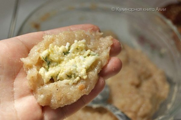 Котлеты с очень вкусной начинкой! Ингредиенты: Для фарша: - 500 куриного фарша - 1 луковица - 1-2 ... - 5