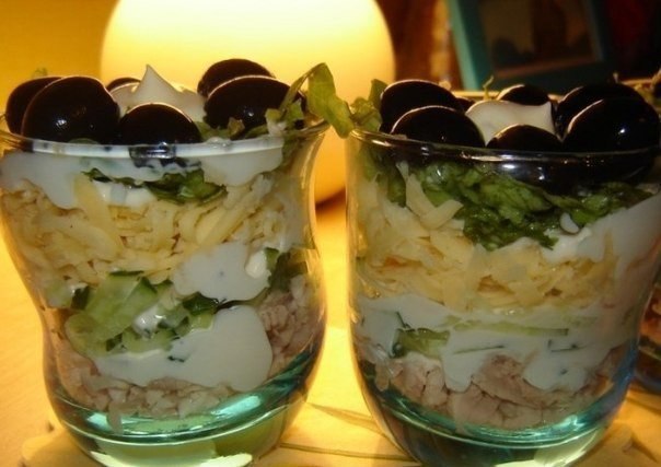 Салат - коктейль на двоих. Ингредиенты: Отварное куриное мясо - 100 г. Огурец - 1 шт. Сыр - 50 г. ...