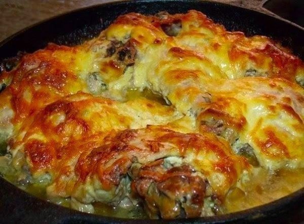 Курочка с чесноком и сыром.Ингредиенты:-Куриные окорока — 2 кг-Сыр — 200 г-Майонез — 400 г-Чеснок — ...