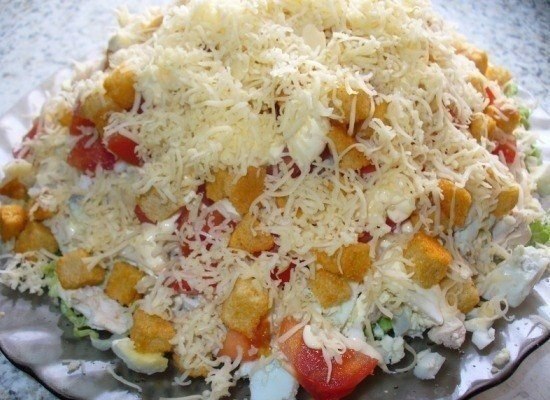 Салат с курицей, сыром и сухариками.Ингредиенты:Вареная куриная грудка – 350 гПомидоры – 2-3 ...