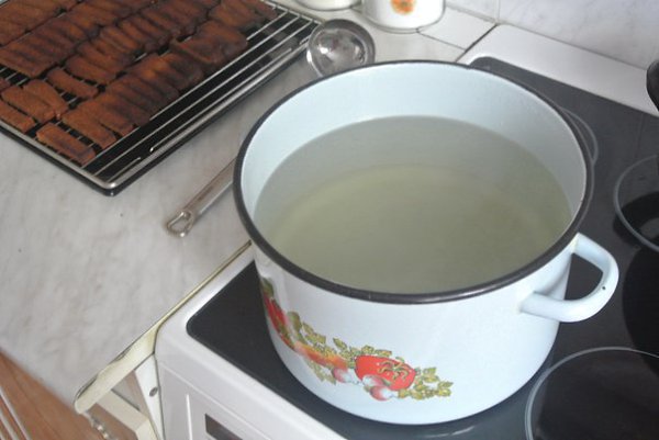 Рецепт кваса из бородинского хлеба. - вода 5 л. - сахар 500 гр. - 1 упаковка дрожжей - 1 бородинский ... - 2