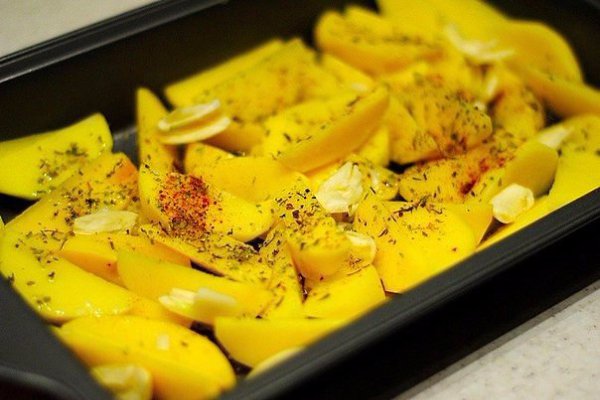 Курица, маринованная в кефире, запечённая с картофелем с травами и чесноком.Время приготовления - 50 ... - 5