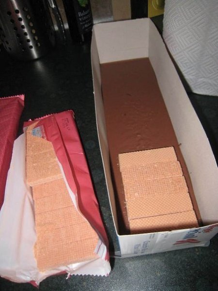 Как порадовать сладкоежку? Приготовить ему огромный KitKat! - 5