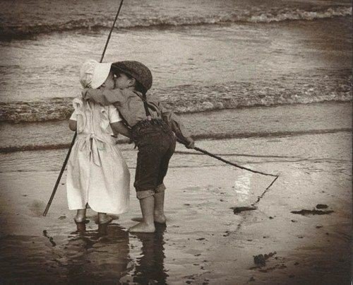 Как-то нелепо, смешно, несерьёзно, Все получается глупо и поздно. Поздно встречаемся, глупо смеёмся, ...