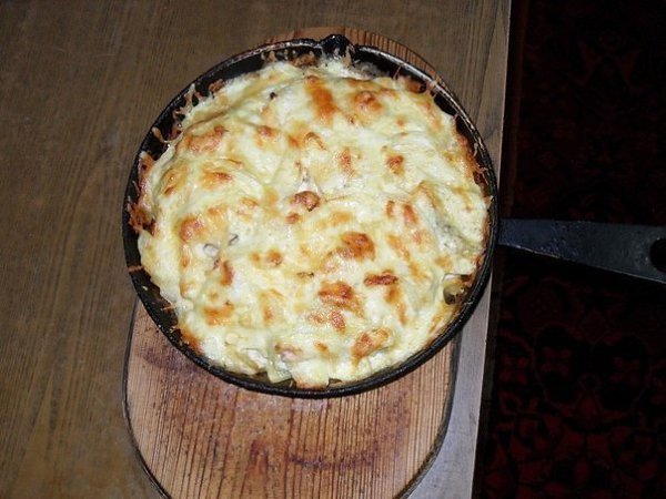 Картошка по-королевски.Ингредиенты:- 1 кг сырого картофеля- 1 большая луковица- 400 г куриного филе- ...