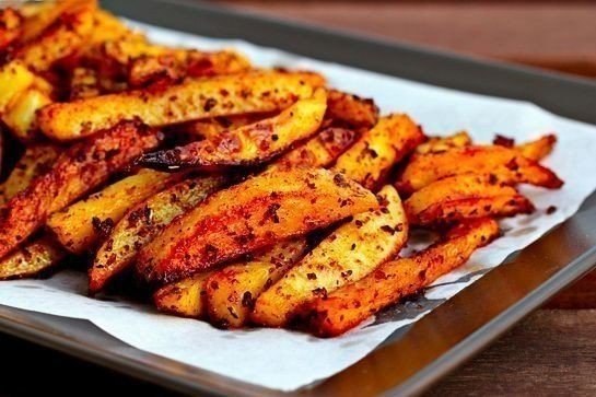 Ароматный картофель фри, запеченный в духовке.Ингредиенты:8 больших картофелин2 яичных белкаМикс ...