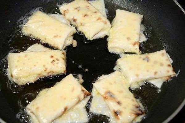 Лаваш жаренный с сыром.Ингредиенты :лаваш листовой — 1 шт.сыр ( любой ) — 200 г или плавленых — 2 ... - 4